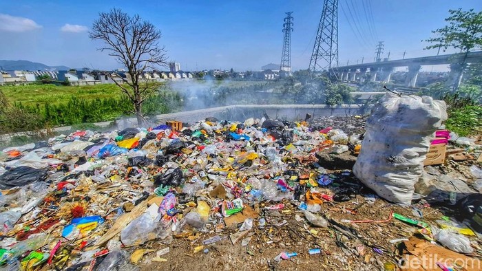 Kondisi sampah di Jalan Raya Ciganitri, Desa Cipagalo, Kecamatan Bojongsoang, Kabupaten Bandung, Senin (13/7/2026).