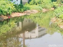 Sungai Cikereteg Karawang Menghitam, Diduga Tercemar Limbah