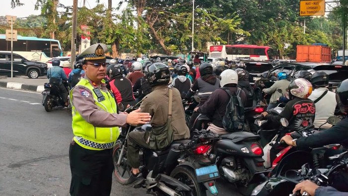 Lalu lintas di Halim arah Cawang, Senin (13/7/2026) pagi macet.