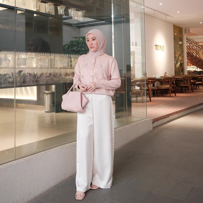 Single Era Larissa Chou: Style Nge-pink