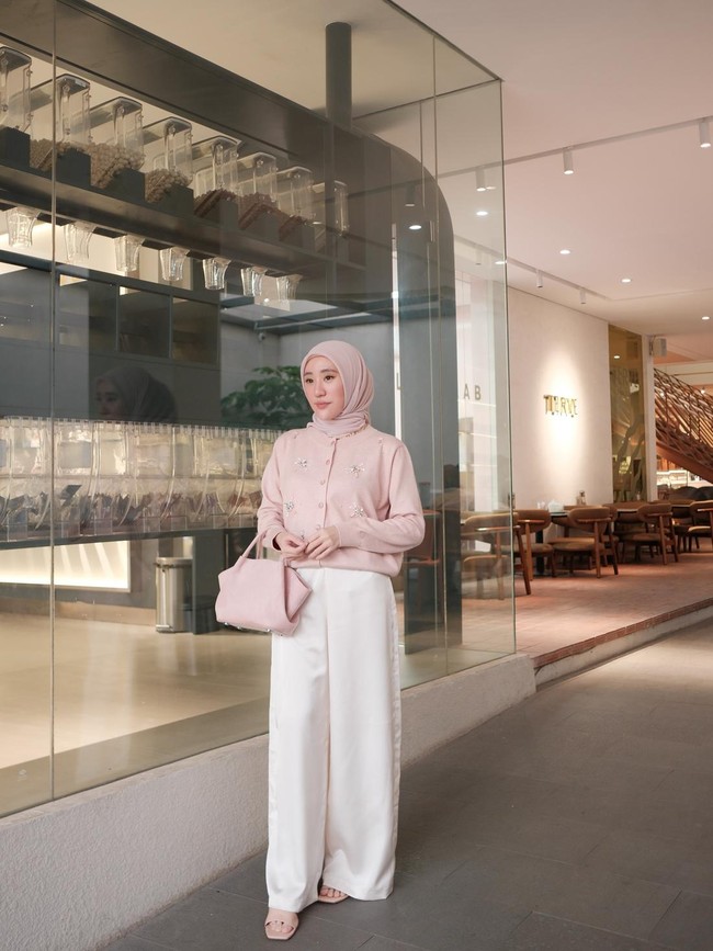 Single Era Larissa Chou: Style Nge-pink