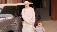 Larissa Chou kini berstatus single setelah bercerai untuk kedua kali. Ia saat ini lebih menikmati hidup bersama anak-anaknya. Bersama bestie seumur hidup, tulisnya dilihat di Instagram, Selasa (14/7/2026). (Foto: dok Instagram larissachou)