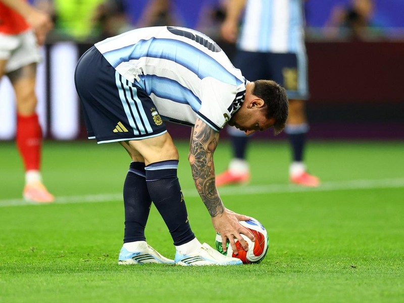 Soccer Football - FIFA World Cup 2026 - Group J - Argentina v Austria - Dallas Stadium, Arlington, Texas, U.S. - June 22, 2026 Argentina's Lionel Messi prepares to take a penalty kick REUTERS/Hannah Mckay