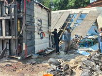 Truk Kontainer Hantam Warung di Gronggong Cirebon, 2 Orang Meninggal