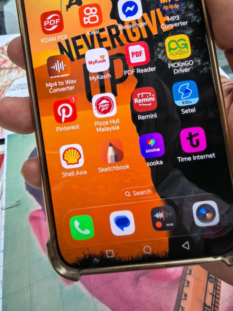 Malaysia Kalau kamu mampir ke Malaysia, tepatnya di sekitaran Menara Petronas, mampir ke Jalan Ampang, deh. Kamu bisa ketemu dengan Uncle Wan yang jago banget gambar pakai iPad.