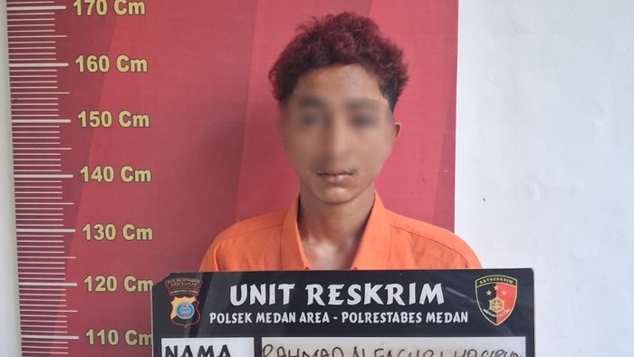 Pelaku saat diamankan petugas kepolisian.