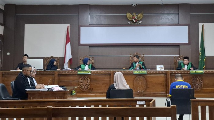 Orang dekat pimpinan DPR Aceh, YS, menjalani persidangan usai ditangkap bersama wanita di kamar hotel.