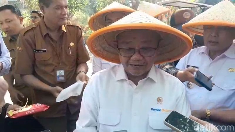 Mendikdasmen usai mencanangkan MPLS Ramah di SMK 2 Singosari, Kabupaten Malang Mendikdasmen usai mencanangkan MPLS Ramah di SMK 2 Singosari, Kabupaten Malang