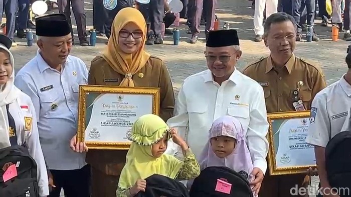 Mendikdasmen usai mencanangkan MPLS Ramah di SMK 2 Singosari, Kabupaten Malang