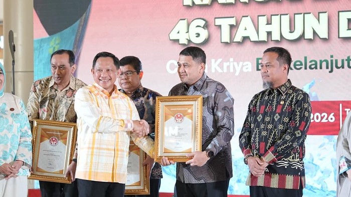 Menteri Dalam Negeri (Mendagri) Tito Karanivan memberikan penghargaan kepada Wali Kota Makassar Munafri Appi Arifuddin.