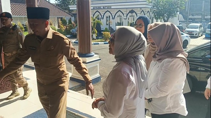 Menteri Pemberdayaan Perempuan dan Perlindungan Anak (PPPA) Arifatul Choiri Fauzi (tengah)