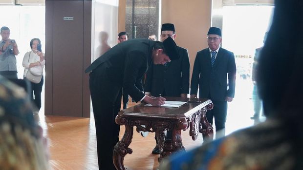 Mitchell Baker resmi menjadi WNI usai mengambil sumpah. PSSI kini tinggal menyelesaikan proses perpindahan federasi agar bisa membela Timnas Indonesia.