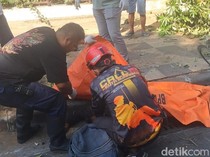 Honda CRV Seruduk 2 Motor di Kertajaya Surabaya, 1 Lansia Tewas