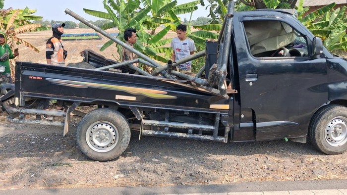 Mobil yang mengangkut rombongan korban kecelakaan maut di Jalur Pantura