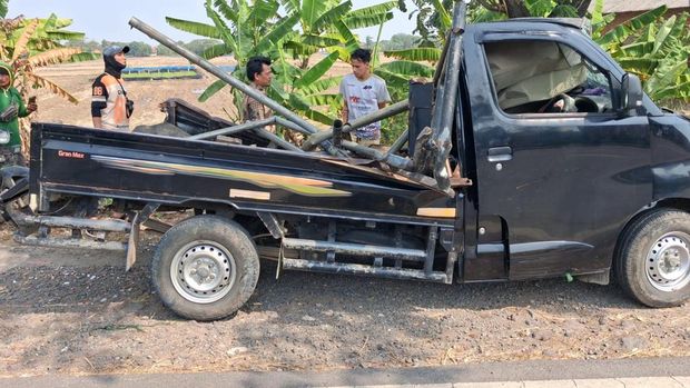 Mobil yang mengangkut rombongan korban kecelakaan maut di Jalur Pantura Mobil yang mengangkut rombongan korban kecelakaan maut di Jalur Pantura