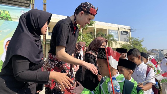 Mahasiswa Australia Aidin Kamenjasevic menyambut siswa MI Unggulan Sabilillah (MIUS) Lamongan saat MPLS