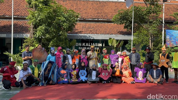 MPLS SDN Kaliasin 1 Surabaya diwarnai dengan cosplay tema laut.