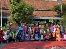 Guru SDN Kaliasin 1 Surabaya Cosplay Bajak Laut di Hari Pertama MPLS