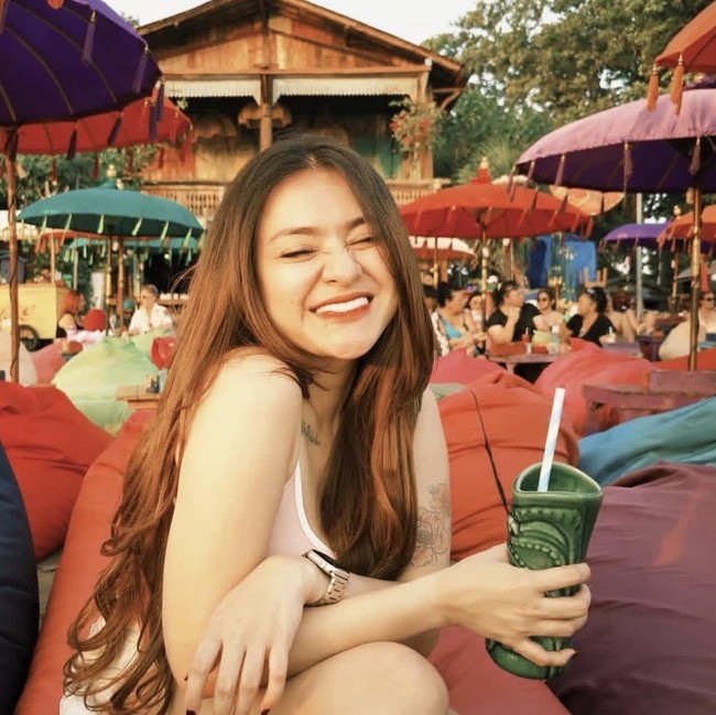 Seru! Nathalie Holscher dapat Kejutan Kue Gambar Kecupan di Bridal Shower