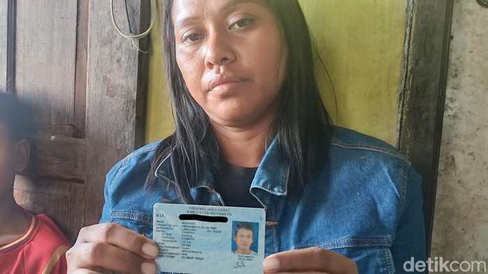 Nursela menunjukkan KTP suaminya, Warkidi, yang menjadi korban dalam kecelakaan maut di Pantura Indramayu.