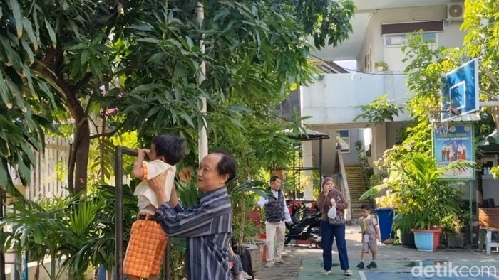 Orang tua mengantar dan menemani hari pertama MPLS anaknya