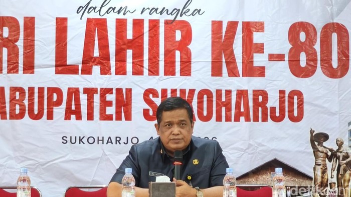 Asisten 2 Sekda Sukoharjo Suyamto, saat konferensi pers Harlah ke-80 Sukoharjo, di salah satu rumah makan di Sukoharjo, Senin (13/7/2027).