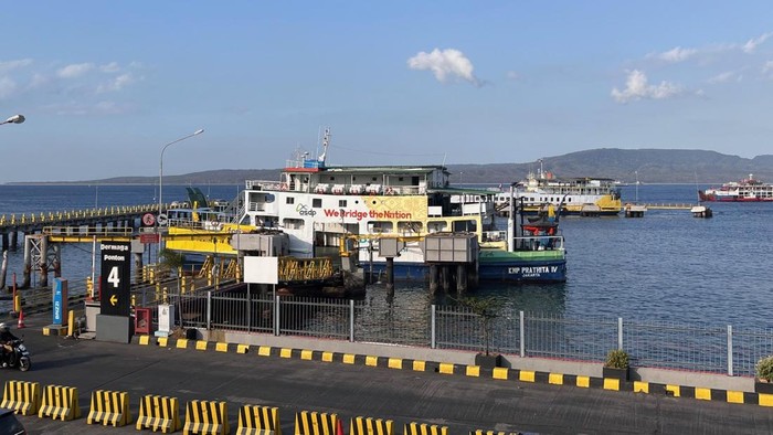 Antrean kapal sandar di dermaga MB 4 Pelabuhan ASDP Ketapang yang dulu menjadi rute Ketapang - Lembar