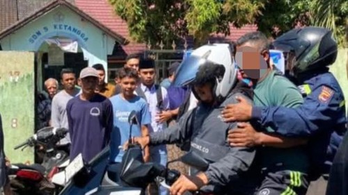 Pelaku begal payudara di Desa Ketangga, Kecamatan Suela, Lombok Timur, NTB, ketika ditangkap polisi, Senin (13/7/2026). (Istimewa)