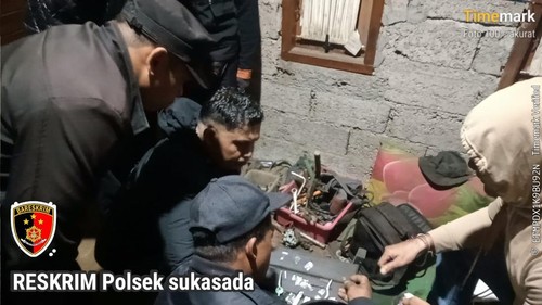 Pelaku penganiayaan anak kandung saat ditangkap oleh personil Polsek Sukasada, Minggu (12/7/2026) (Dok Polsek Sukasada)