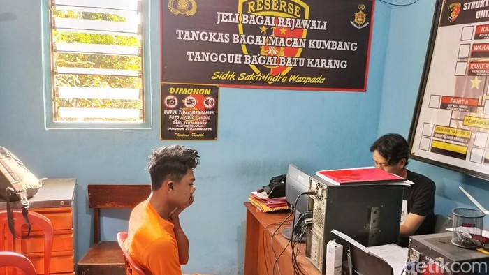 Pelaku pengeroyokan saat diperiksa polisi.