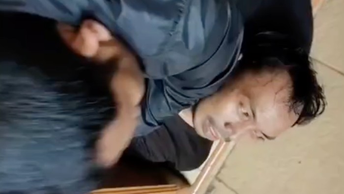 Pelaku penusukan acak di Cibodas, Tangerang memberontak saat diamankan polisi, Sabtu (11/7/2026).