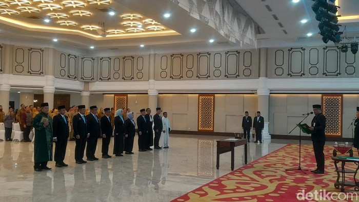 Gubsu Bobby Nasution melantik pejabat eselon II Pemprov Sumut.