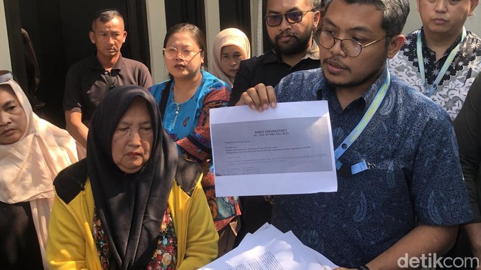 Lanjarsari (kiri) didampingi Ketua Tim Hukum PBKH UAJY Hengky Widhi Antoro (kanan) di kantor PBKH Atma Jaya Jogja, Senin (13/7).