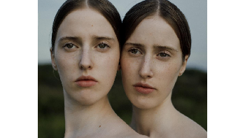 Pemenang kategori Portrait diraih Svetlana Jovanovic dari Belanda. Fotografer Svetlana Jovanovic menghadirkan seri potret Otherness, proyek jangka panjang yang mengeksplorasi identitas anak kembar identik. Melalui perpaduan fotografi seni dan pendekatan psikologis, ia menyoroti perbedaan-perbedaan halus yang muncul di balik kemiripan fisik, mengajak penonton merenungkan bagaimana identitas seseorang terbentuk, baik sebagai individu maupun melalui hubungannya dengan orang lain. Foto: Hasselblad Master