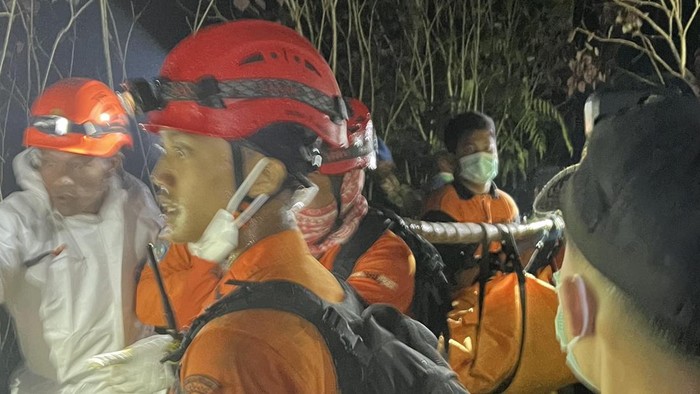 Pencarian warga Desa Krinjing, Watumalang, Wonosobo, Alifin Nur Rohmat (18) dan Yufaidin (15) di Gunung Bismo.