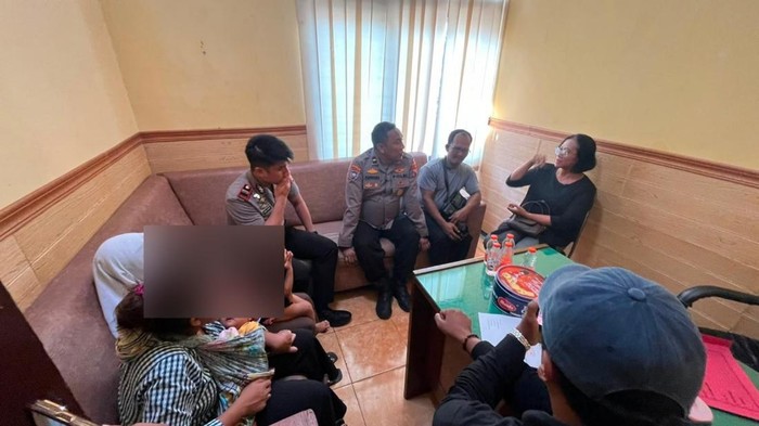 Ibu di Mojokerto nekat mencuri buku dan tas di toko demi adiknya