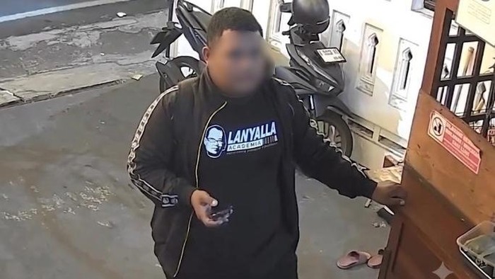 Momen saat pelaku mencuri motor di sebuah angkringan di Jalan Papandayan, Gajahmungkur, Semarang, dan saat polisi menangkap pelaku di rumahnya. Foto diunggah Senin (13/7/2026).
