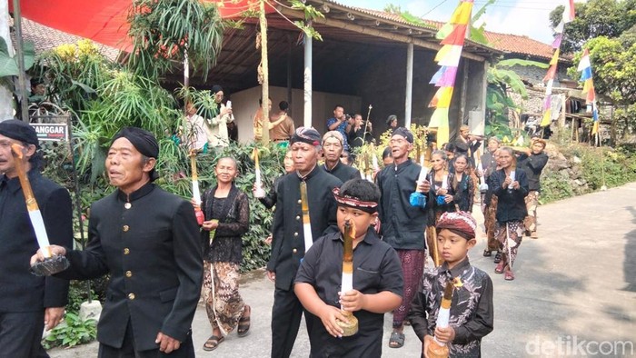 Kirab dalam rangkaian memperingati Hari Kepercayaan terhadap Tuhan Yang Maha Esa yang berlangsung di Dusun Wonogiri, Desa Kapuhan, Kecamatan Sawangan, Kabupaten Magelang, Senin (13/7/2026).