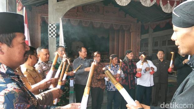 Penghayat Kepercayaan Kirab dalam rangkaian memperingati Hari Kepercayaan terhadap Tuhan Yang Maha Esa yang berlangsung di Dusun Wonogiri, Desa Kapuhan, Kecamatan Sawangan, Kabupaten Magelang, Senin (13/7/2026).