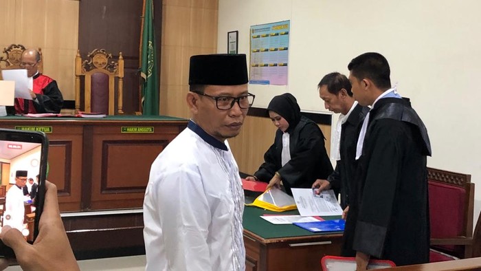 Antoni, terdakwa kasus penipuan SK ASN di Pemkab Gresik saat menjalani sidang