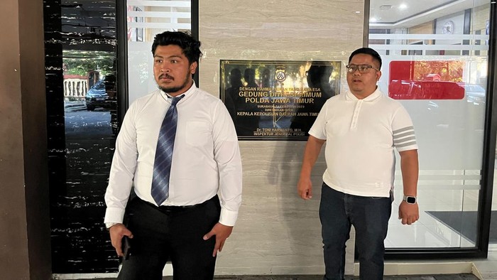 Fajar Ramadhon, korban dugaan penipuan Vicky Prasetyo bersama pengacaranya Descha Govindha di Polda Jatim