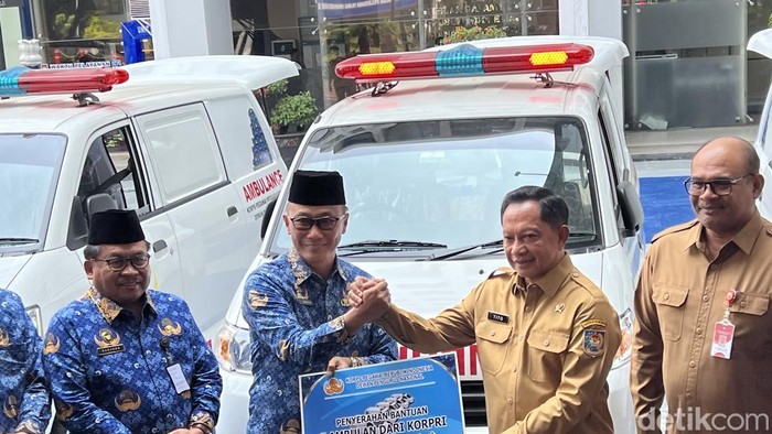Penyerahan bantuan 5 unit ambulans dari KORPRI (Adhfar Aulia Syuhada/detikcom)