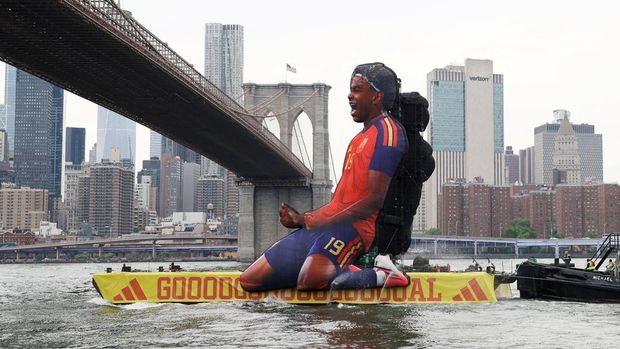 Soccer Football - FIFA World Cup 2026 - Group I - Norway v France - Fans gather in New York - Brooklyn, New York, New York, U.S. - June 26, 2026 An Adidas advert featuring Spain's Lamine Yamal is towed along on the East River past the Brooklyn Bridge REUTERS/Jordan Tovin     TPX IMAGES OF THE DAY