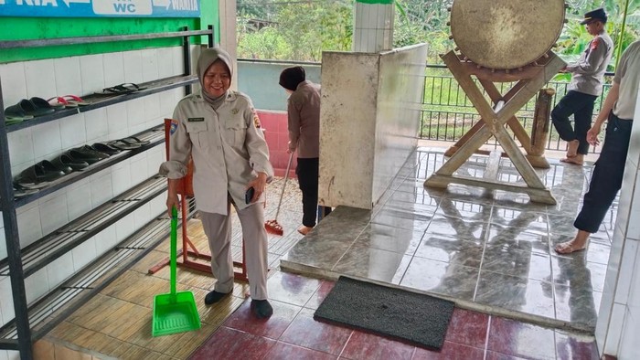 Personel Polres Lubuk Linggau Bersihkan Rumah Ibadah, Wujud Nyata Program BELIDA