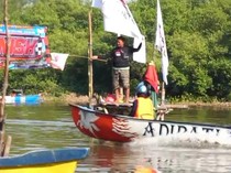 Serunya Balap Perahu Fiber Warnai Tradisi Petik Laut di Probolinggo