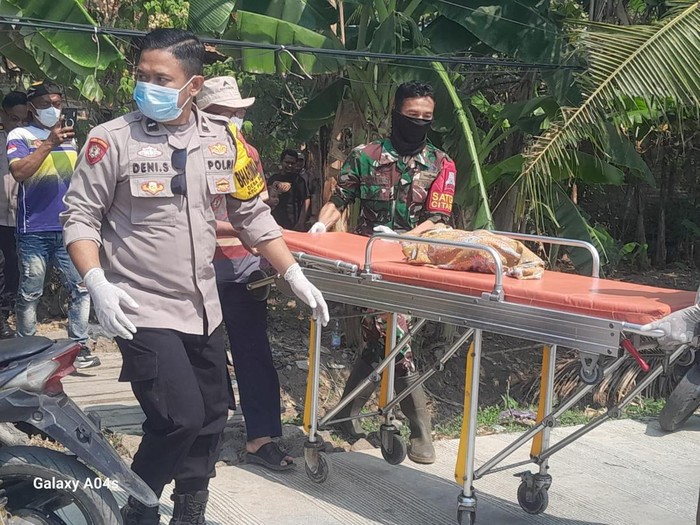 Petugas mengevakuasi jasad bayi di Subang