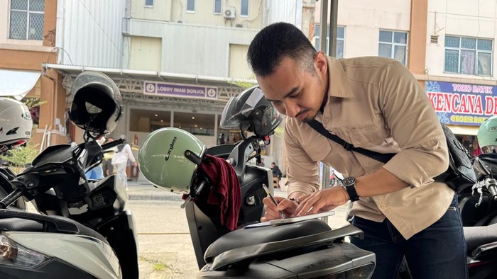 Petugas saat sosialisasi pajak di Pekanbaru, Riau.