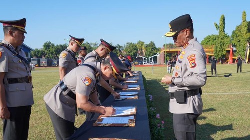 Serah terima jabatan sejumlah direktur dan kapolres di Lapangan Bahara Daksa Polda NTB, Senin (13/7/2026). (Foto : Polda NTB).