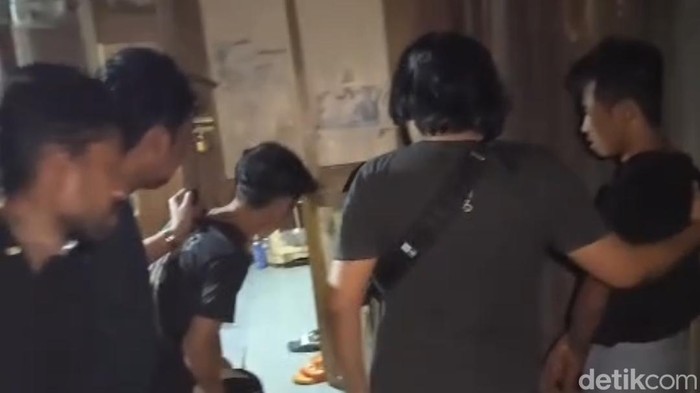 Polisi menangkap komplotan pembobol rumah warga di Makassar.