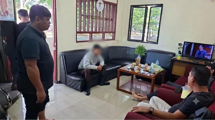 Polisi mengamankan 3 pria yang mencuri  iPhone milik wisatawan asal AS di Bintan. (Foto: Dok Polres Bintan)